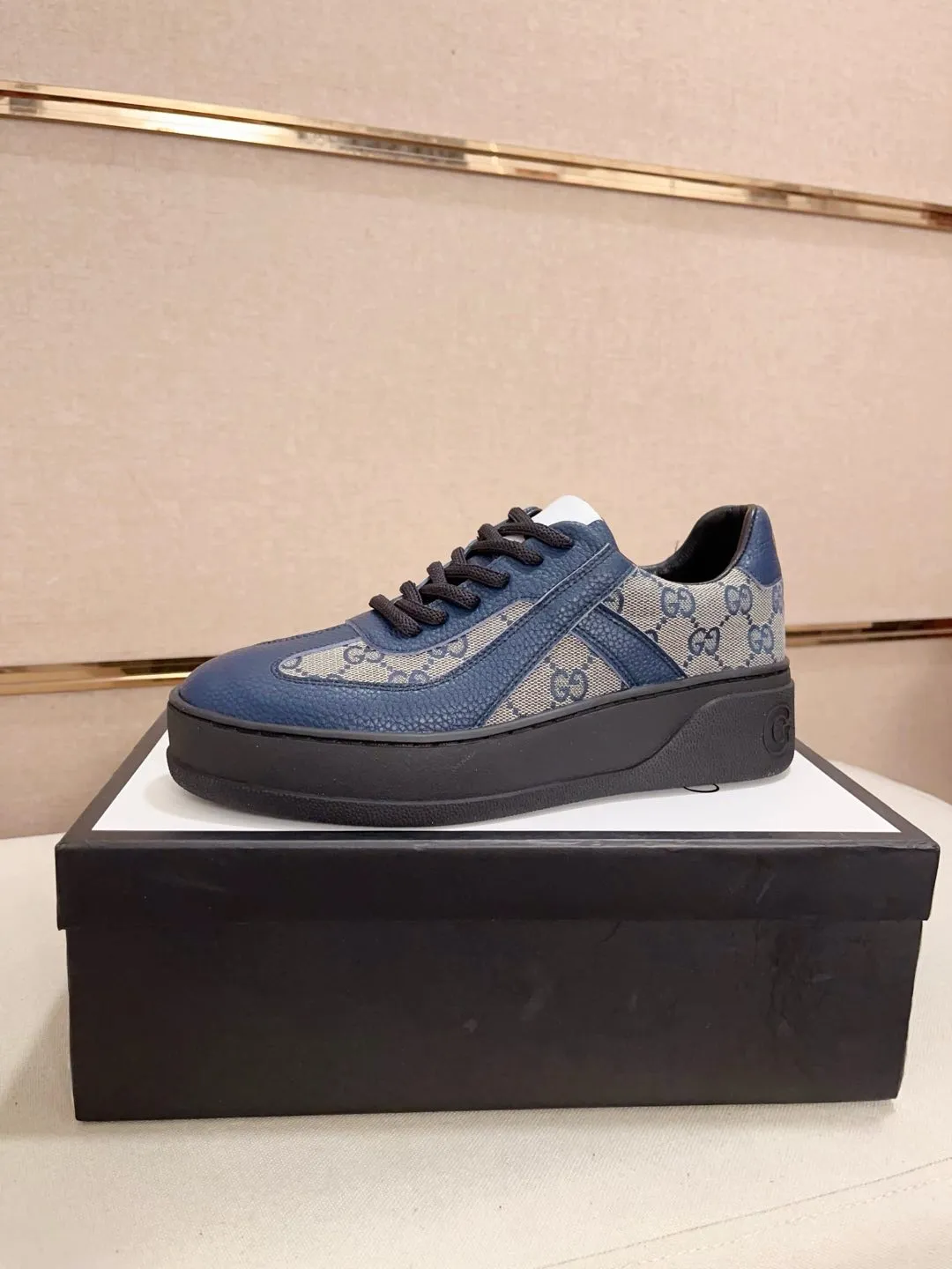 Men's shoes 💰: 420💰 [Gucci] Gucci's latest casual men's shoes, welcome to 1:1 comparison, a popular Hong Kong counter casual shoe, counter quality, support inspection, high-quality workmanship, uppers made of Italian imported calfskin, sheepskin lining insoles original fashion sports outsole, casual fashion, high-end quality, size: 38-44.